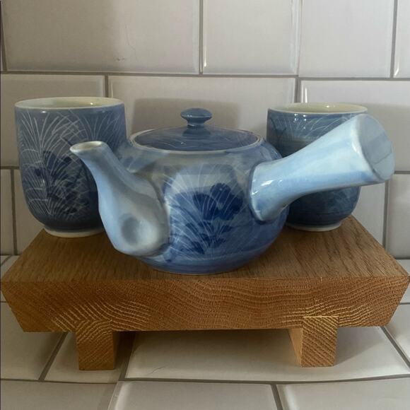 Small Asian Blue Floral White Reeds Single serving teapot two matching cups - Picture 1 of 6